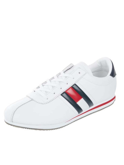 Trainers in white with black swoosh
